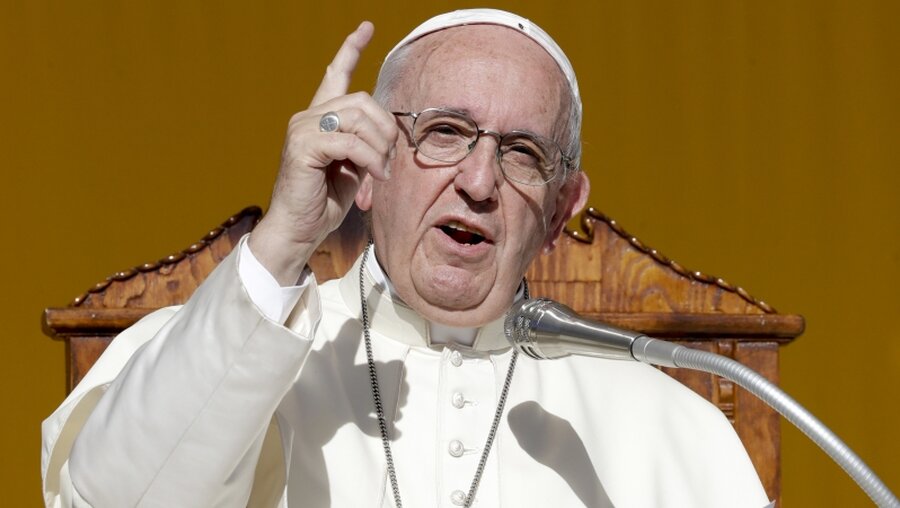  Papst Franziskus spricht bei seinem Besuch in Piazza Armerina zu Gläubigen / © Andrew Medichini (dpa)