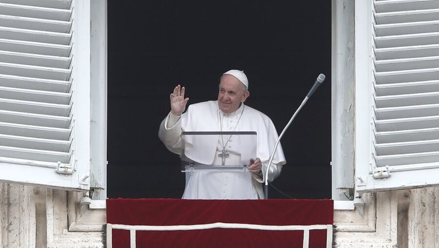 Papst Franziskus spricht beim Angelus-Gebet zu den Menschen auf dem Petersplatz / © Alessandra Tarantino/AP (dpa)