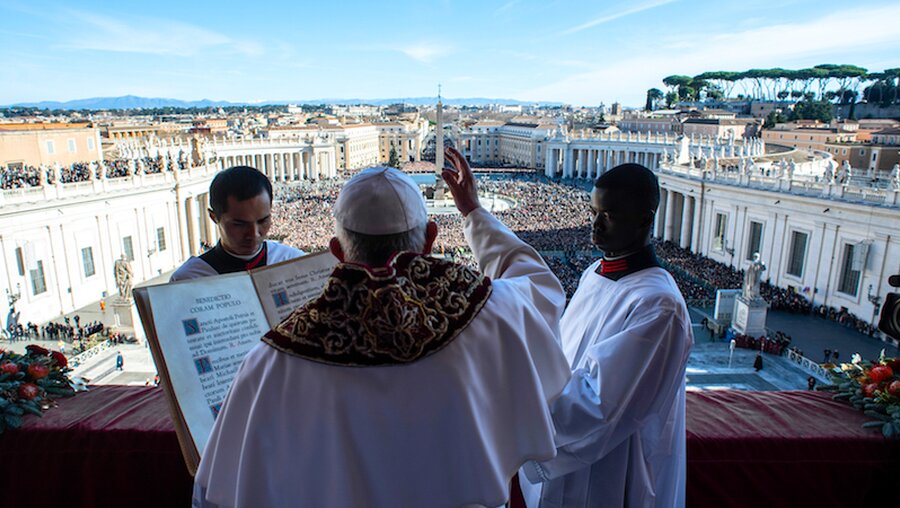 Papst Franziskus spricht den Segen "Urbi et orbi" (Archiv) / © Vatican Media/Romano Siciliani (KNA)