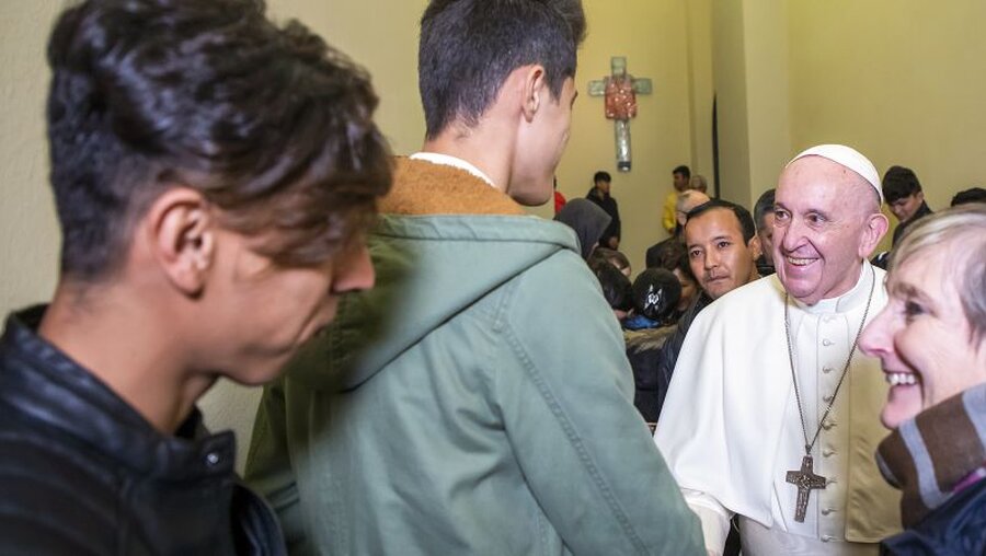Papst Franziskus spricht mit einem Flüchtling bei einem Treffen mit Flüchtlingen im Vatikan / © Stefano Dal Pozzolo (KNA)