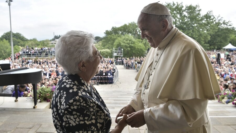 Papst Franziskus spricht mit Maria Voce, Präsidentin der Fokolar-Bewegung / © Vatican Media (KNA)