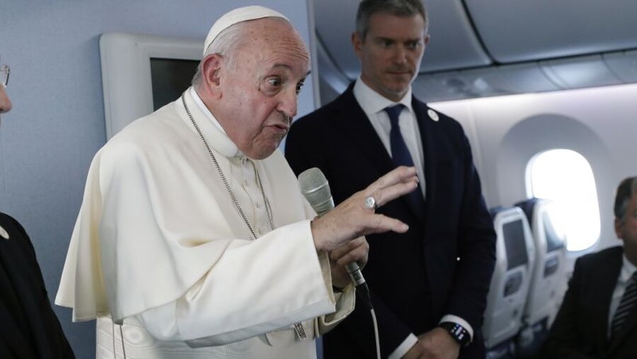 Papst Franziskus spricht während einer Pressekonferenz an Bord des Flugzeugs auf seinem Rückflug von einer Reise nach Thailand und Japan / © Remo Casilli (dpa)