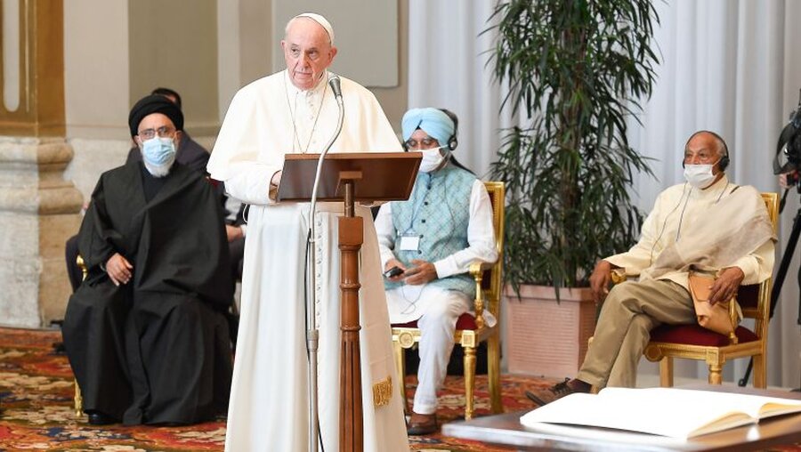 Papst Franziskus spricht während eines Treffens von Religionsvertretern und Wissenschaftlern / © Vatican Media/Romano Siciliani (KNA)