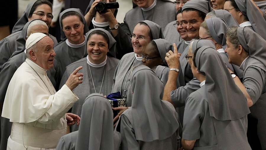 Papst Franziskus spricht während seiner wöchentlichen Generalaudienz im Saal mit Nonnen (dpa)
