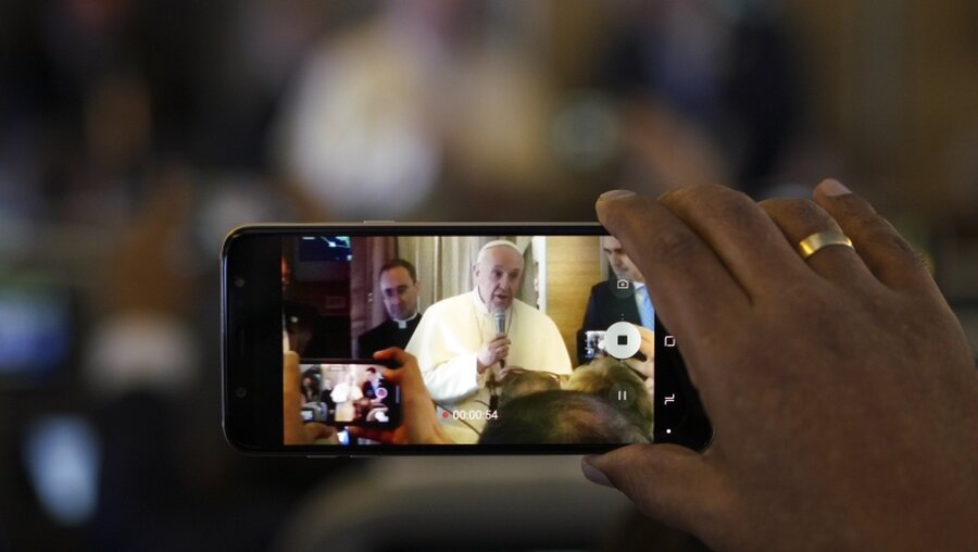Papst Franziskus spricht zu Journalisten / © Andrew Medichini (dpa)