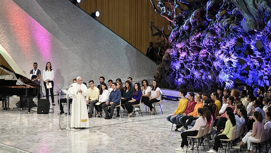 Papst Franziskus spricht zu Jugendlichen während des Festes der Begegnung anlässlich der Jugendsynode / © Cristian Gennari (KNA)