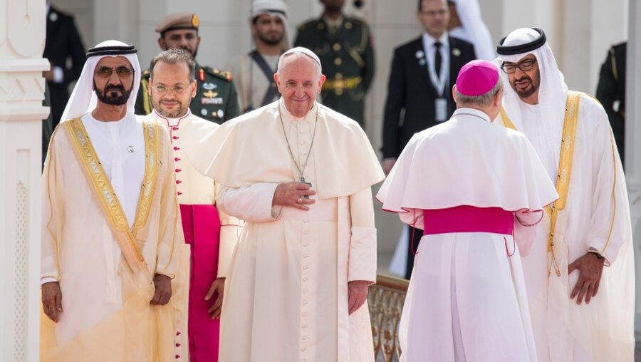 Papst Franziskus steht mit Scheich Mohammed bin Said Al Nahjan (r) und Premierminister Mohammad bin Raschid Al Maktum vor dem Eingang des Präsidentenpalastes / © Gehad Hamdy (dpa)