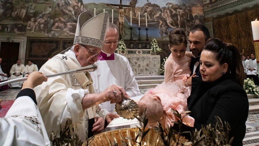 Archiv: Papst Franziskus tauft ein Kleinkind / © Vatican Media (KNA)