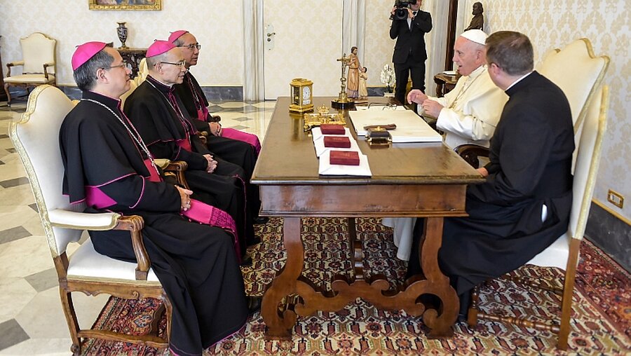 Papst Franziskus trifft Bischöfe von Hongkong und Macau / © Vatican Media (KNA)
