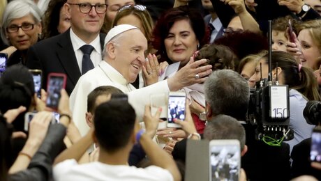  Papst Franziskus trifft Polizisten im Vatikan  / © Andrew Medichini (dpa)