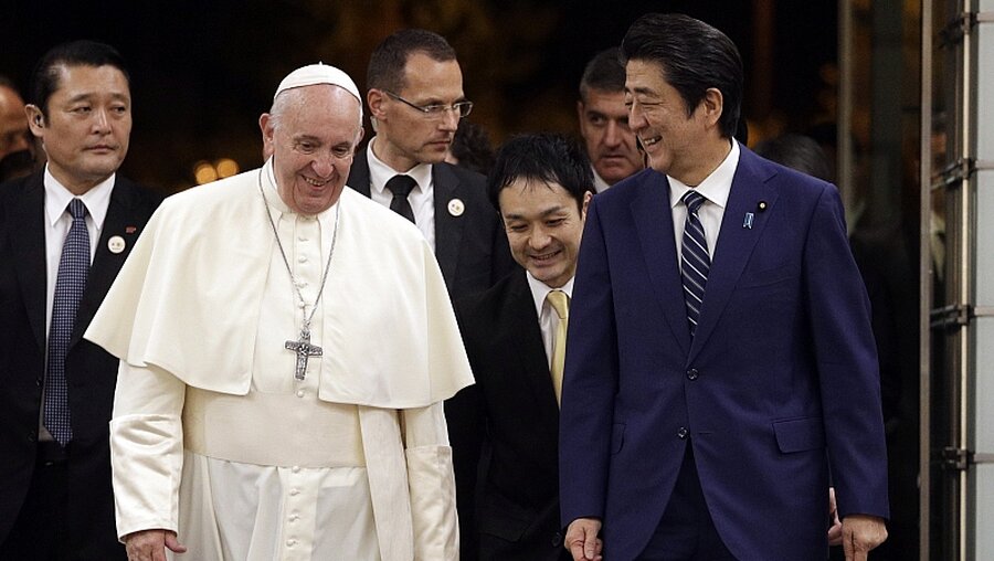 Papst Franziskus trifft Shinzo Abe (r), Premierminister von Japan / © Gregorio Borgia (dpa)