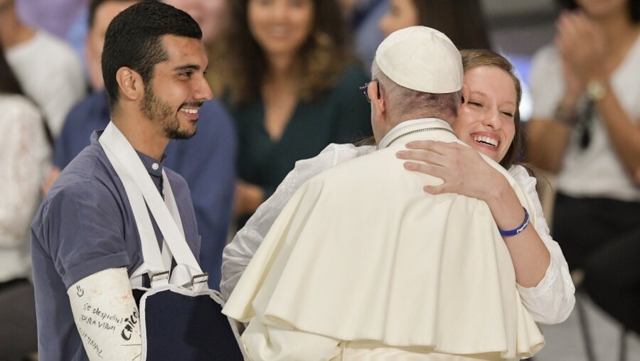 Papst Franziskus umarmt Jugendliche während des Festes der Begegnung am 6. Oktober 2018 / © Cristian Gennari (KNA)