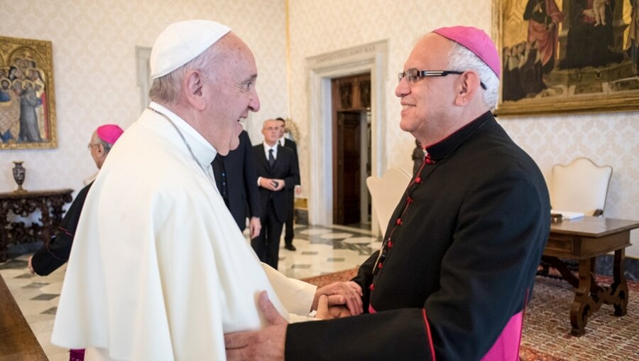 Papst Franziskus und Alvaro Ramazzini / © Vatican Media/Romano Siciliani (KNA)