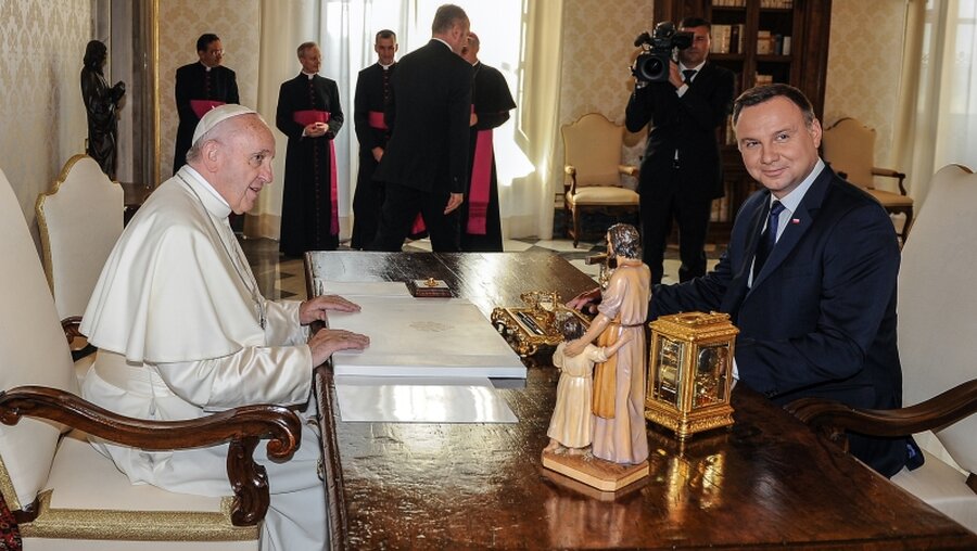 Papst Franziskus und Andrzej Duda / © Paolo Galosi (KNA)