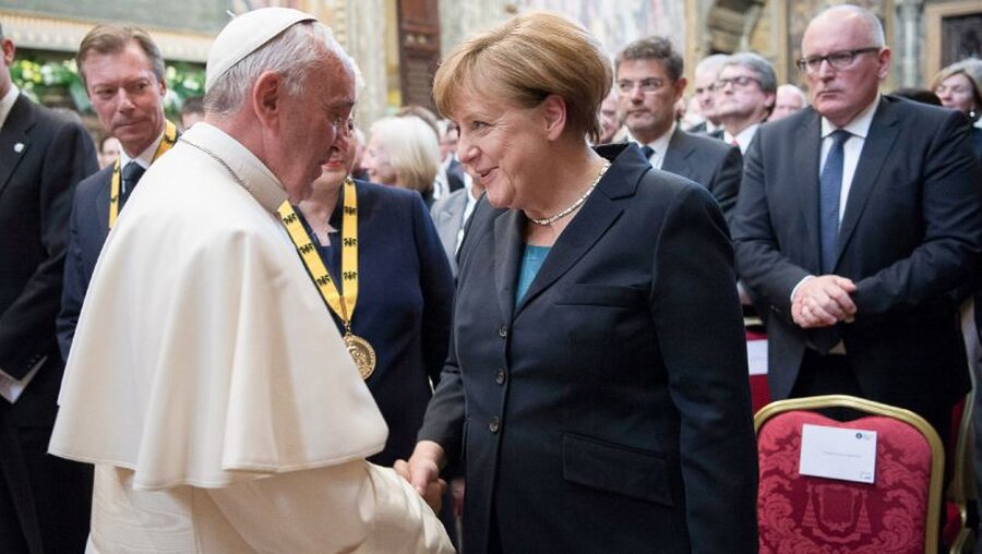 Papst Franziskus und Angela Merkel / © Vatican Media/Romano Siciliani (KNA)