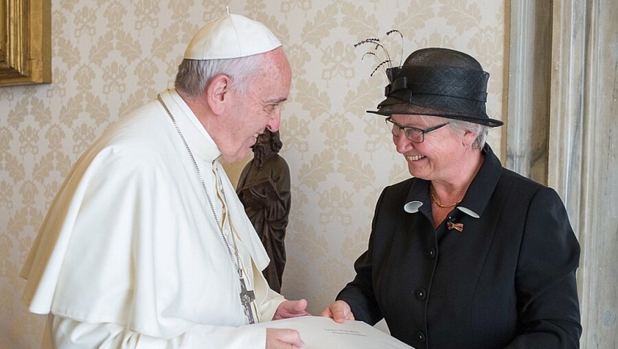 Papst Franziskus und Annette Schavan / © Romano Siciliani (KNA)