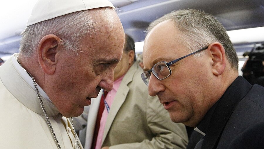 Papst Franziskus und Antonio Spadaro / © Paul Haring (KNA)