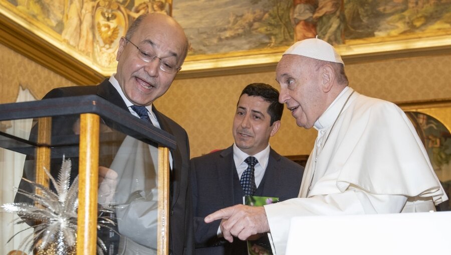 Papst Franziskus und Barham Salih, Präsident des Irak, tauschen bei einer Privataudienz Geschenke aus / © Claudio Peri (dpa)