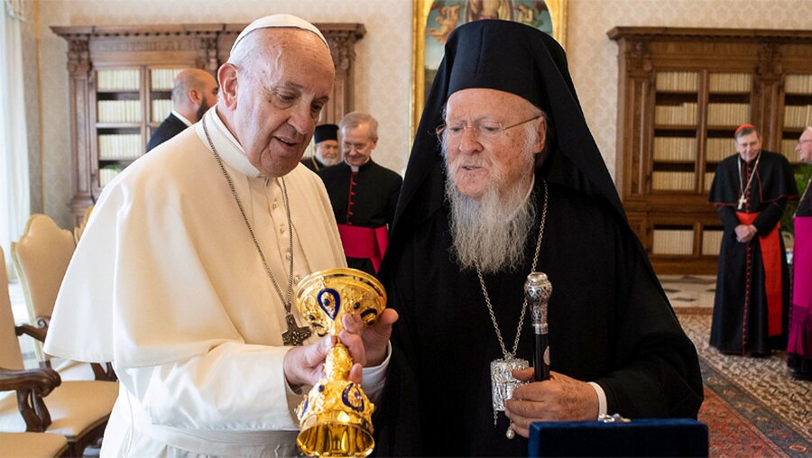 Papst Franziskus und Bartholomaios I.  / © Vatican Media (KNA)