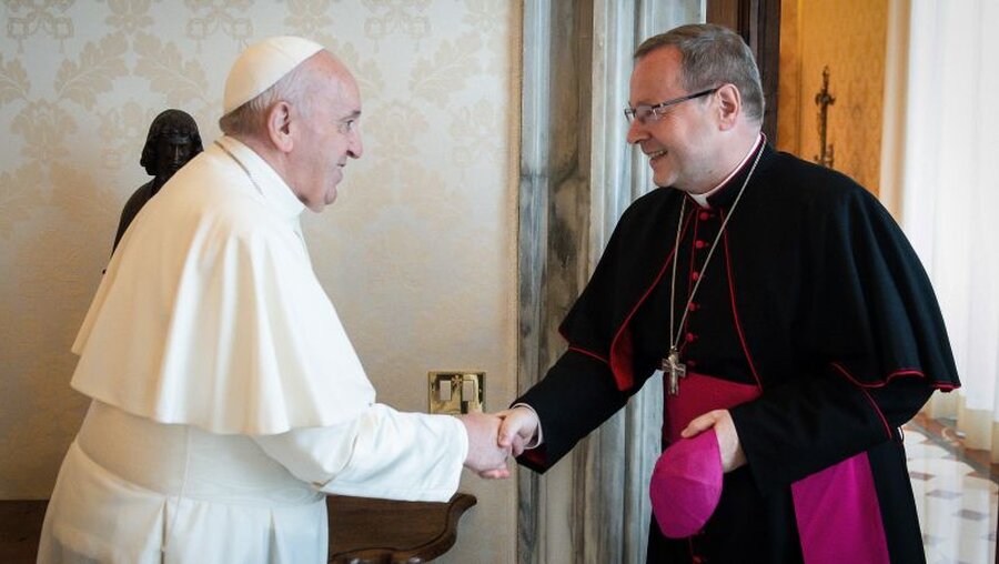 Papst Franziskus und Bischof Georg Bätzing / © Vatican Media/Romano Siciliani (KNA)