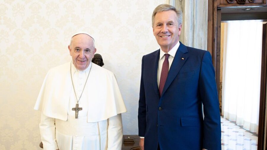 Papst Franziskus und Christian Wulff / © Vatican Media/Romano Siciliani (KNA)