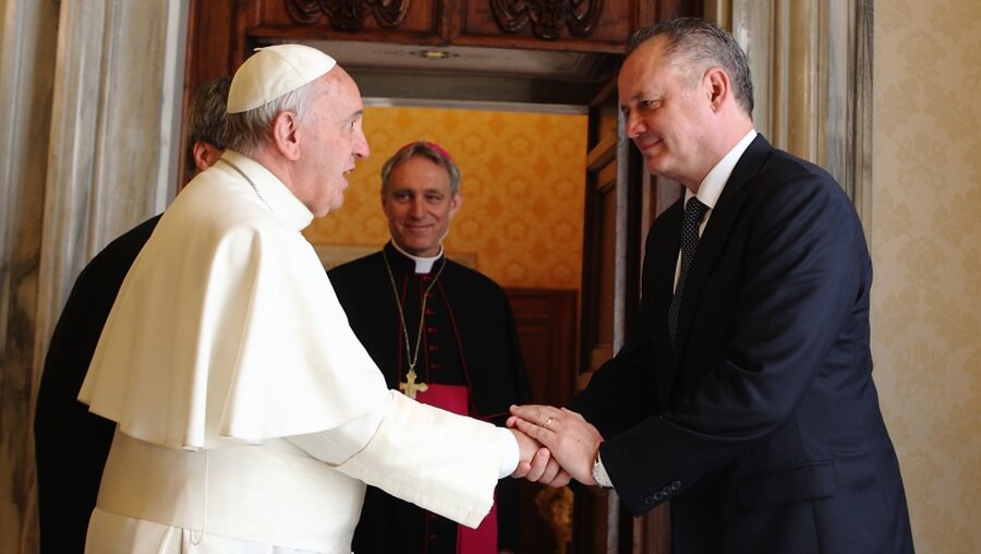 Papst Franziskus und der slowakische Präsident Andrej Kiska / © Riccardo Squillantini (KNA)