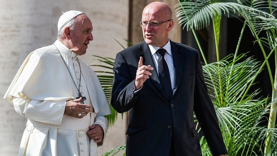 Papst Franziskus und Domenico Giani / © Cristian Gennari/Romano Siciliani/KNA (KNA)