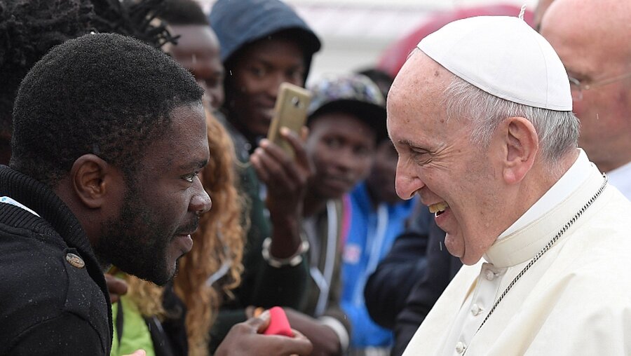 Papst Franziskus und ein Flüchtling / © Osservatore Romano (KNA)