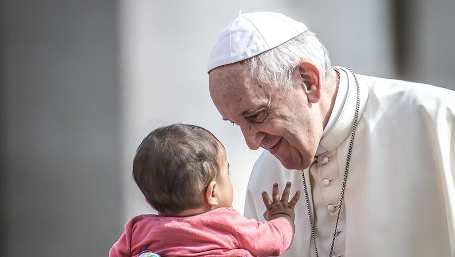 Papst Franziskus und ein Kleinkind (Archiv) / © Stefano Dal Pozzolo/Romano Siciliani (KNA)