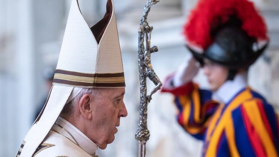 Papst Franziskus und ein Schweizergardist (Archiv) / © Stefano Dal Pozzolo/Romano Siciliani (KNA)