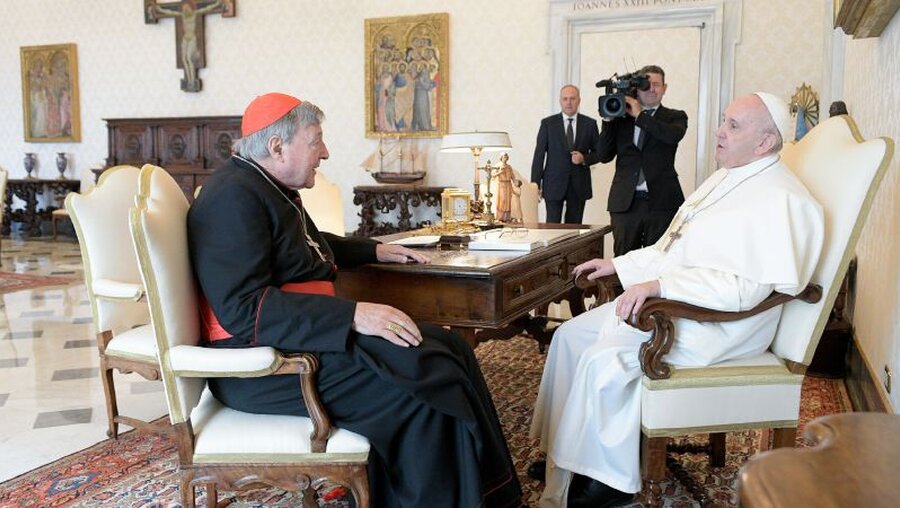 Papst Franziskus und George Pell / © Vatican Media/Romano Siciliani (KNA)