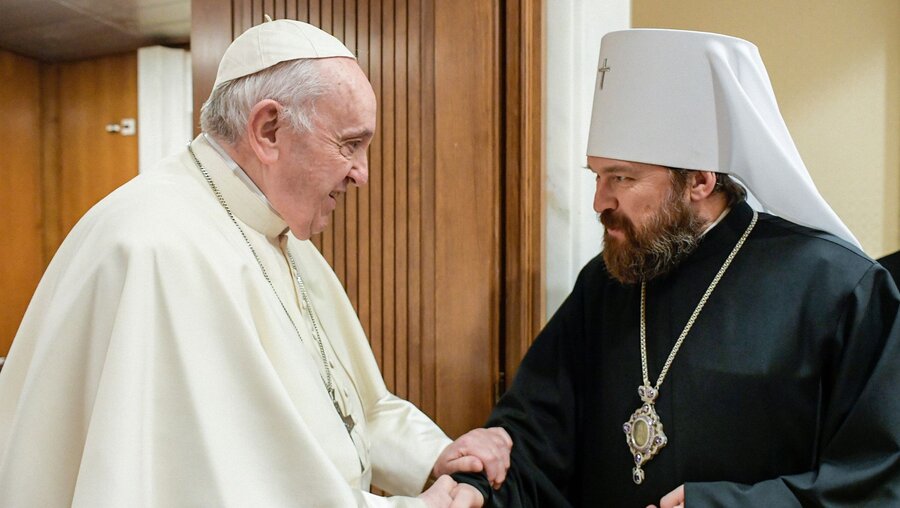 Papst Franziskus und Hilarion Alfejew / © Vatican Media/Romano Siciliani (KNA)