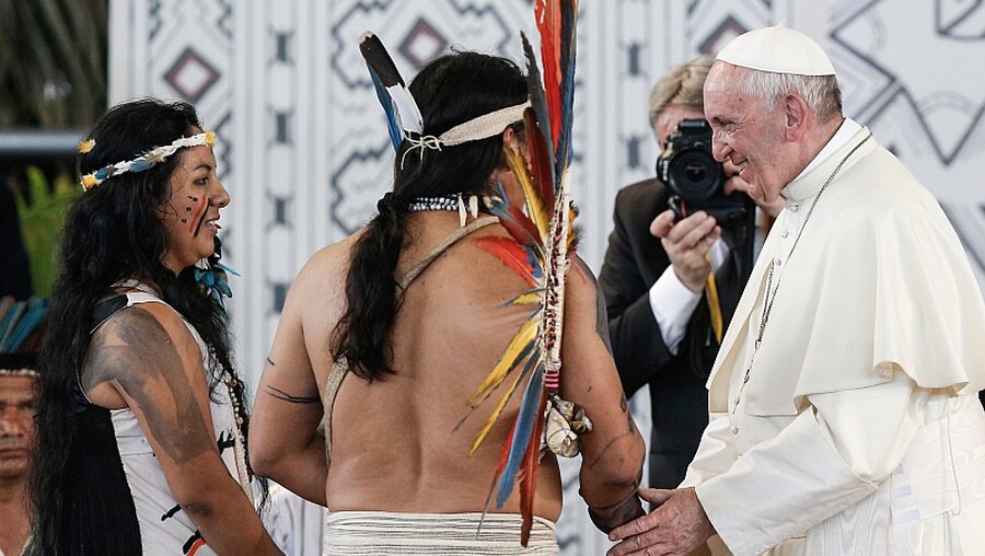 Papst Franziskus und Indigene / © Paul Haring (KNA)