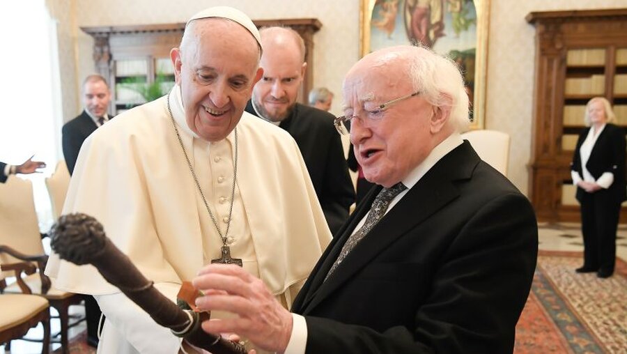 Papst Franziskus und Michael Higgins / © Vatican Media/Romano Siciliani (KNA)