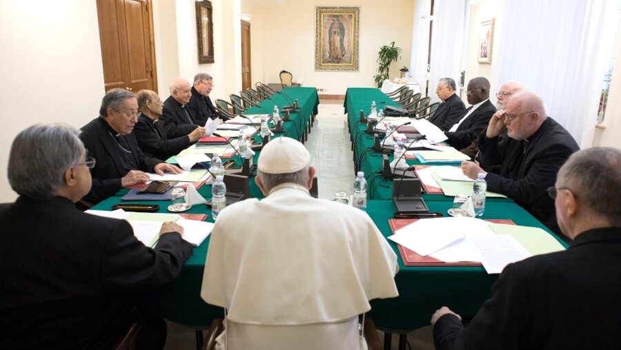 Papst Franziskus und Mitglieder des Kardinalsrats (Archivbild) / © Osservatore Romano (KNA)