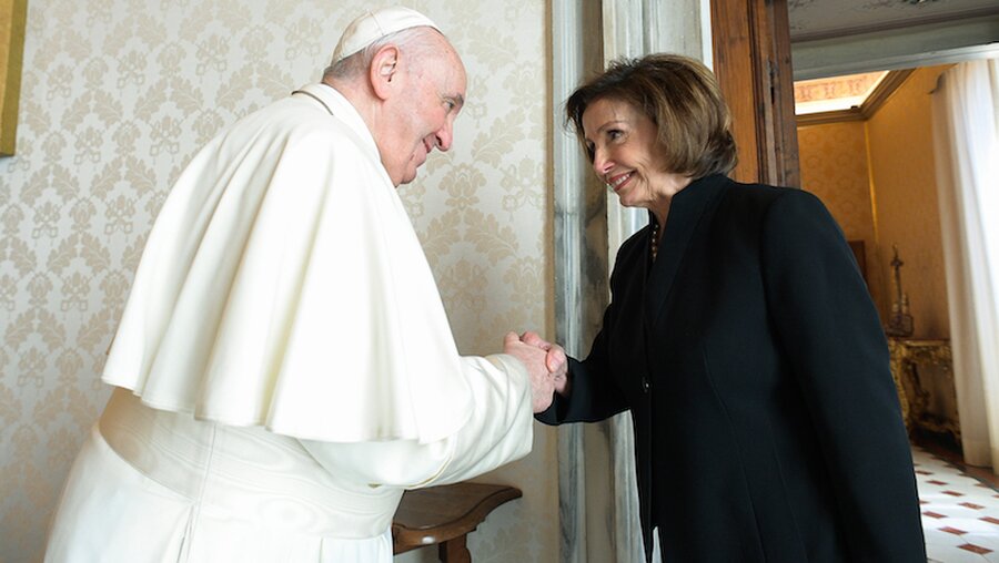 Papst Franziskus und Nancy Pelosy / © Vatican Media/Romano Siciliani (KNA)
