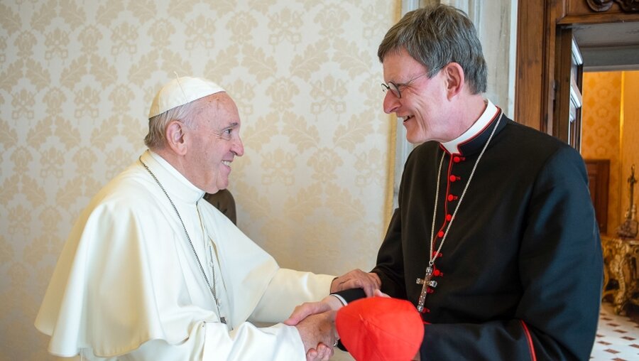 Papst Franziskus und Rainer Maria Kardinal Woelki im Jahr 2018 / © Vatican Media (KNA)