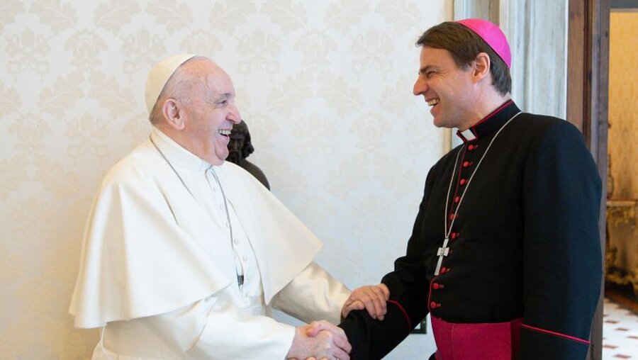 Papst Franziskus und Stefan Oster am 4. Juni 2021 im Vatikan / © Romano Siciliani (KNA)