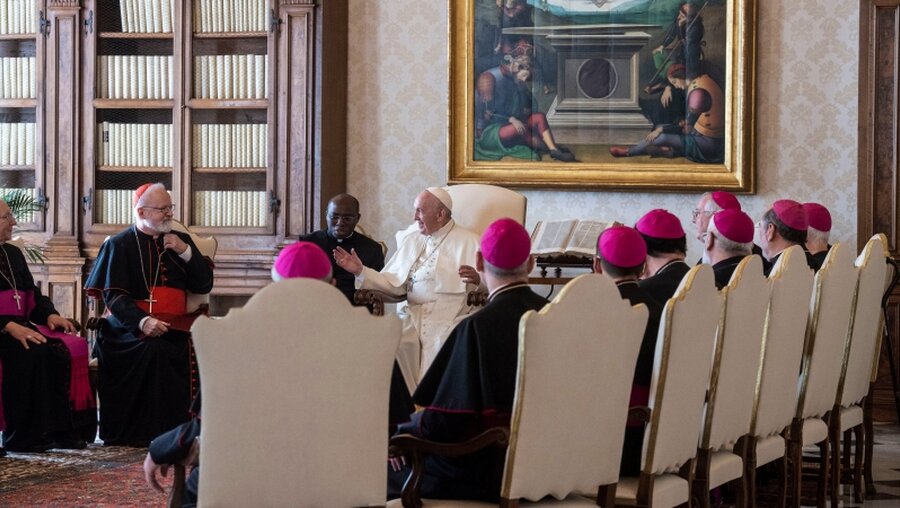 Papst Franziskus und US-amerikanische Bischöfe / © Vatican Media/Romano Siciliani (KNA)