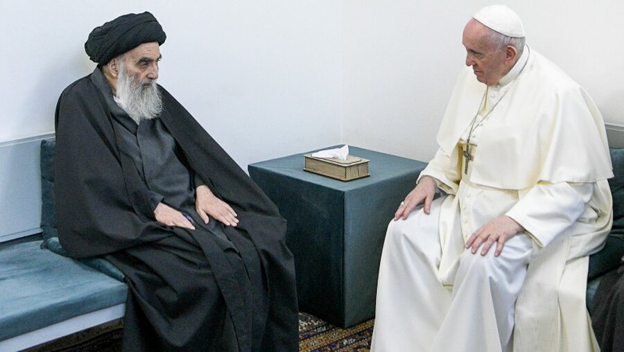 Papst Franziskus unterhält sich mit dem Großajatollah Ali al-Sistani / © Vatican Media/AP (dpa)