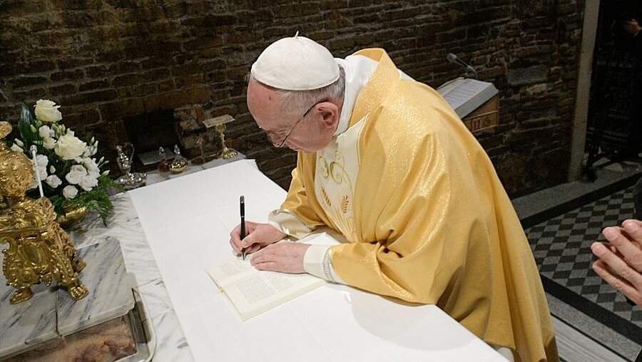 Papst Franziskus wird die neue Enzyklika in Assisi unterzeichnen / © Vatican Media (KNA)