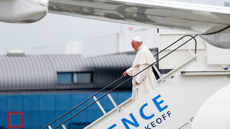 Papst Franziskus verlässt Flugzeug / © Paul Haring (KNA)