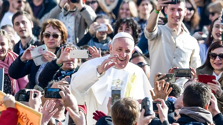 Papst Franziskus während der Audienz auf dem Petersplatz  / © Cristian Gennari (KNA)