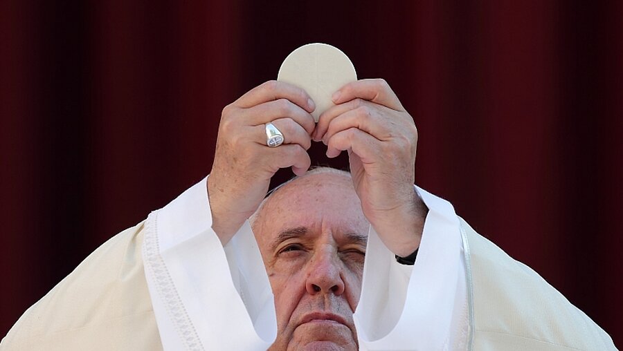 Papst Franziskus während der Fronleichnamsmesse  / © Evandro Inetti (dpa)