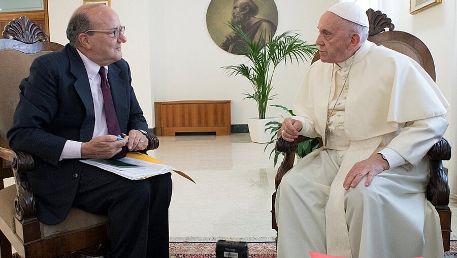 Papst Franziskus während eines Reuters-Interviews (Reuters)