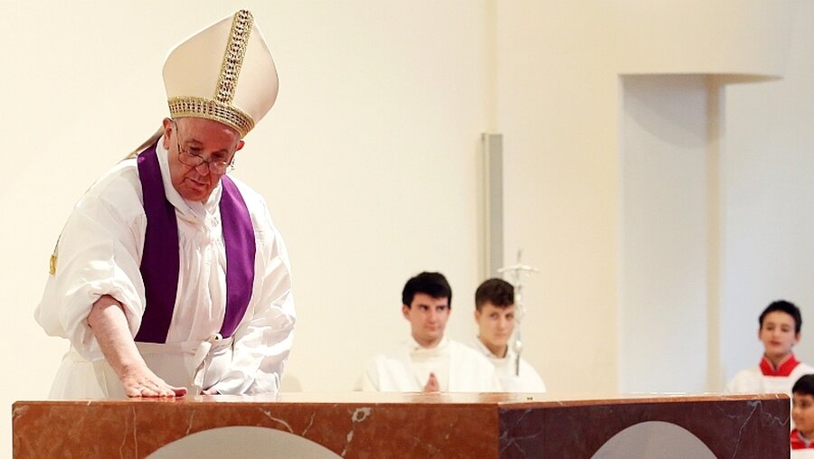 Papst Franziskus weiht renovierte Kirche in Rom / © Remo Casilli (Reuters)