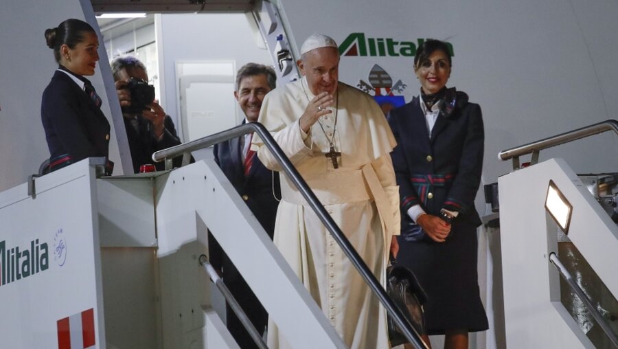 Papst Franziskus winkt beim Einsteigen ins Flugzeug nach Thailand / © Alessandra Tarantino (dpa)