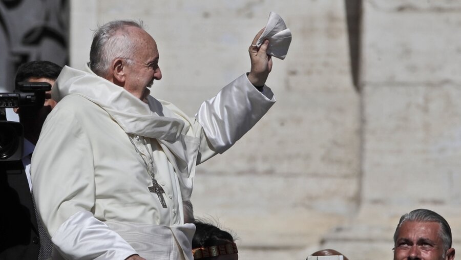  Papst Franziskus winkt mit der Pileolus bei der wöchentlichen Generalaudienz auf dem Petersplatz / ©  Alessandra Tarantino (dpa)
