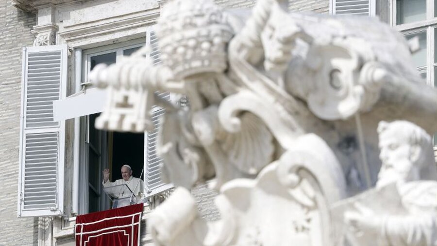 Papst Franziskus winkt während des Angelus-Mittagsgebets aus seinem Atelierfenster mit Blick auf den Petersplatz / © Gregorio Borgia/AP (dpa)