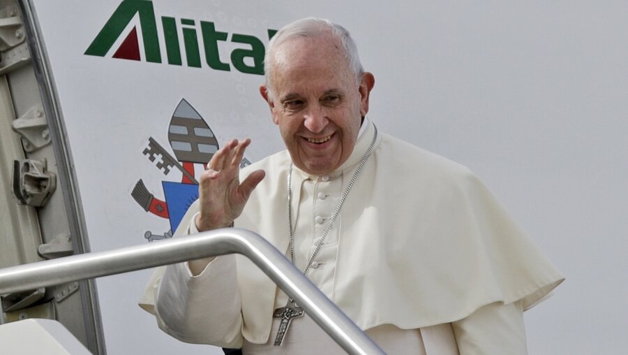 Papst Franziskus winkt, während er am internationalen Flughafen in Rom in ein Flugzeug steigt / © Gregorio Borgia (dpa)